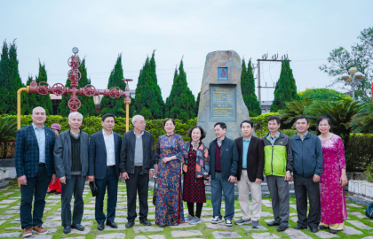 Cán bộ hưu trí PVChem khu vực phía Bắc thăm Khu lưu niệm Công trình khai thác dầu khí đầu tiên tại Việt Nam